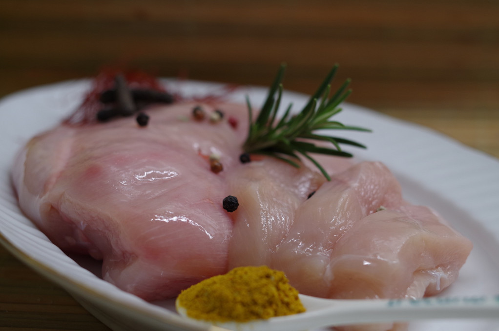 Ne gledajte samo rok trajanja: Razlikovanje boje sirove piletine može da vas spase trovanja hranom, a to većina ljudi ne zna