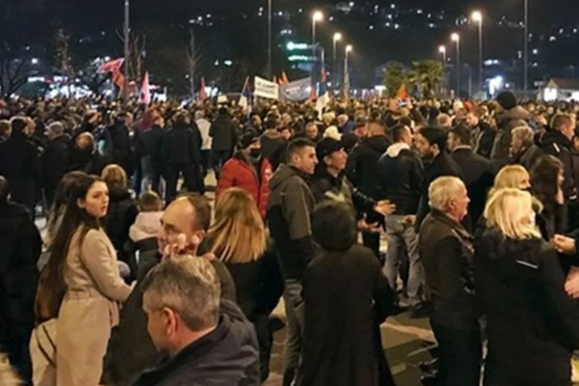 Blokadom protiv izdaje izborne volje građana: Blokirane saobraćajnice širom Crne Gore! Incident u Pljevljima! (VIDEO)