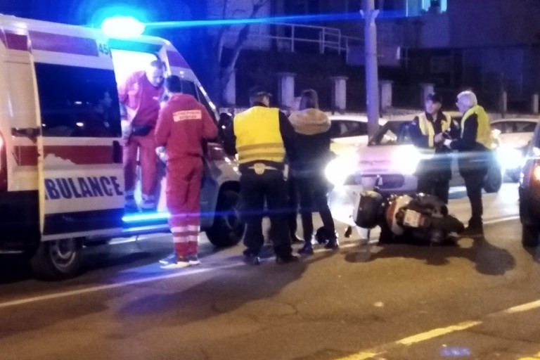 Udes u Bulevaru despota Stefana: Sudarili se taksi i motocikl, Hitna pomoć odmah reagovala (FOTO)