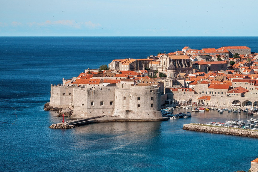 "Nedolično ponašanje": U Dubrovniku novčane kazne za oskudno odevene u Starom gradu