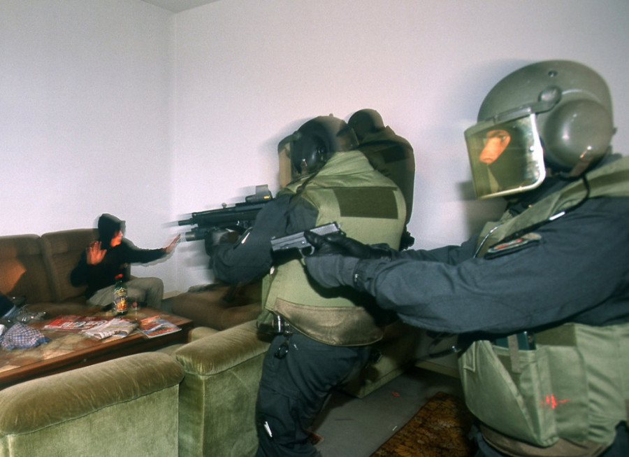 Specijalna policija greškom upala u stan nedužne porodice: Golu devojčicu izvukli ispod tuša, devojku probudili puškom