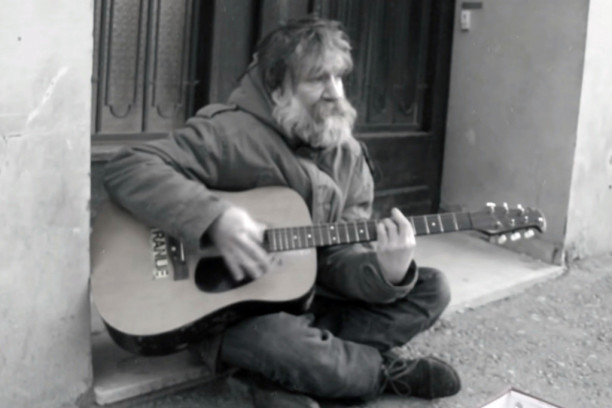 Voleo misterioznu Snežu, a ona mu posvetila pesmu: Otkrivamo nepoznate detalje iz života ubijenog uličnog svirača!