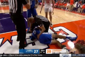 Kakav brutalan faul: Ovo američka košarka nije videla, hteo da zakuca, a protivnik ga gurnuo s leđa! (VIDEO)