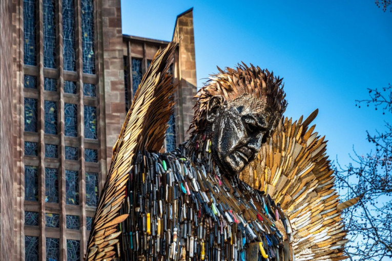 Sablasna skulptura od 100.000 noževa nastala iz žalosnih motiva