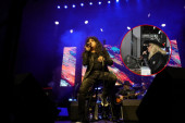 Pevačicu jedva prepoznali! U crnom, s naočarima i sa šeširom „upecana" na koncertu grupe „Kerber"! (FOTO)