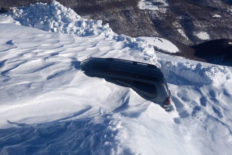 Ovako izgleda kad vas na Goliji zaveje sneg: Terenski automobil za nekoliko minuta nestao u smetu, putari jedva spasili vozača