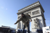 Demonstranti napravili haos u Parizu: Zaustavili saobraćaj kod Trijumfalne kapije, policija bacala suzavac na njih! (VIDEO/FOTO)