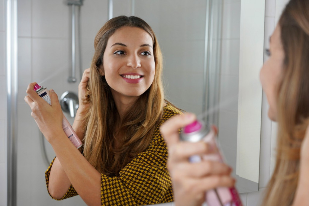 Većina zna čemu služi, ali mnogi ne znaju kako se pravilno koristi šampon za suvo pranje kose: U ovoj situaciji ne smete da ga nanosite