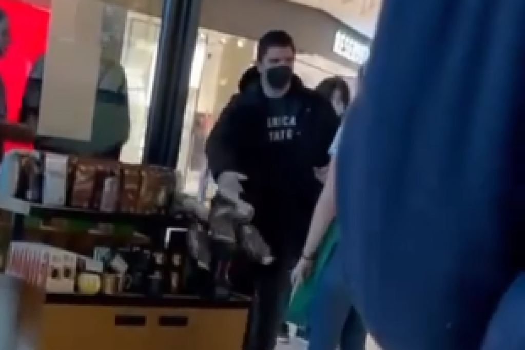 Haos u tržnom centru u Beogradu! Mladić rastura inventar kafića, dok radnica pokušava da ga izbaci! (VIDEO)