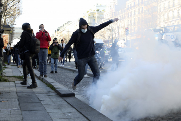 "Rat" na ulicama Pariza: Policija koristi oklopna vozila, i ispaljuje suzavac (VIDEO)