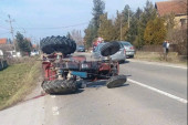 Prevrnuo se traktor, vatrogasci sekli lim da izvuku vozača: Saobraćajna nesreća kod Užica
