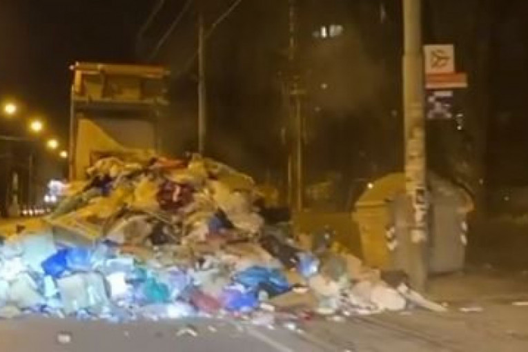 Kamion Gradske čistoće istovario tonu đubreta nasred ulice: Svi ih osudili, a niko ne vidi svoju sramotu! (VIDEO)