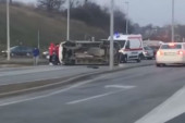 Teška saobraćajna nesreća u Novom Sadu: Prevrnuo se automobil na Mišeluku, na licu mesta Hitna i policija (VIDEO)