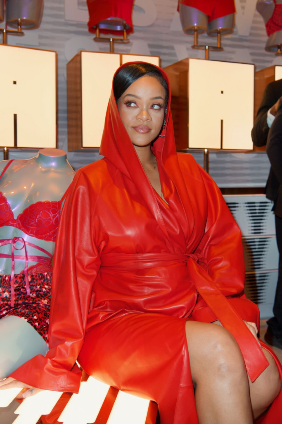 Moda radosti, oda ljubavi: Ako volite da nosite crveno, neka to bude danas