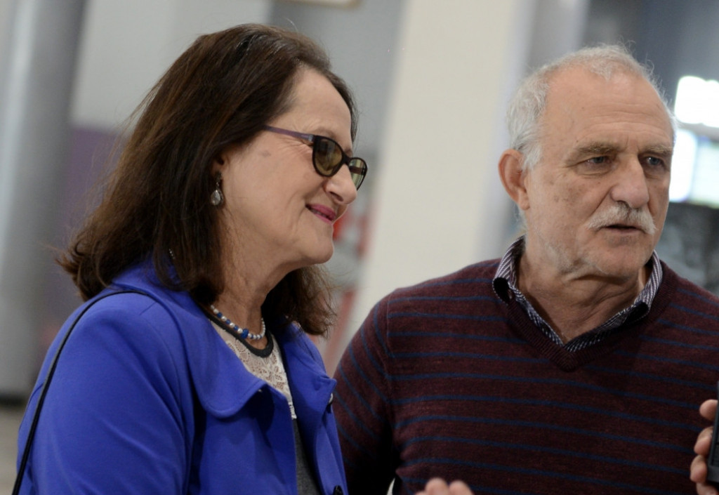 Anica Lazić pozirala u miniću, ima noge za desetku: Koliko je zgodna 39 godina mlađa devojka Lazara Ristovskog! (VIDEO)