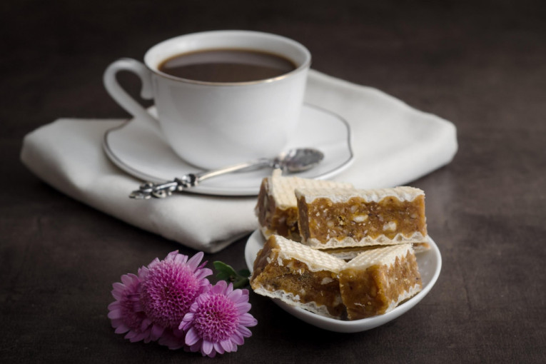 U Velikoj Britaniji se popije 165 miliona šoljica dnevno, a u jednoj zemlji u njega stavljaju so: Najzanimljivije činjenice o čaju!