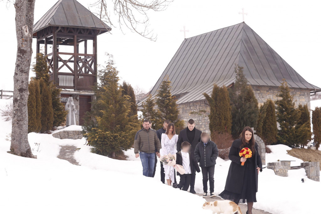 Jelenina kuma na venčanju sa Slobom je bila fan Lune Đogani? Išla je i na more sa pevačevom bivšom devojkom