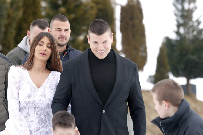 Jelena i Sloba upravo venčani! Svatovi zapucali, a pevačeva majka zaplakala od sreće: Sad samo čekam unuke! (VIDEO)