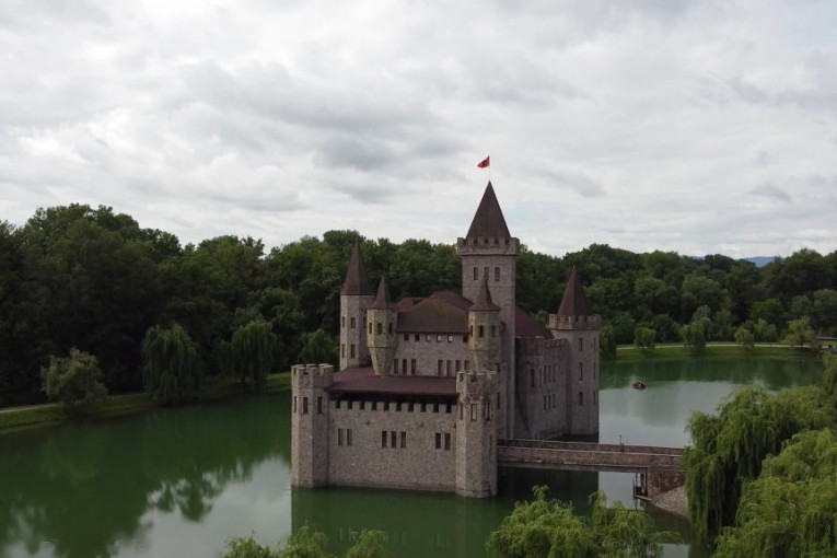 Turistička atrakcija: Legendarni ruski biznismen sagradio zamak usred jezera!