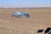 Nezgoda kod Zrenjanina: Automobil završio u njivi