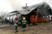 Lokalizovan požar na Adi: Restoran "Osam plus" izgoreo u potpunosti, 21 vatrogasac obuzdavao buktinju (FOTO/VIDEO)