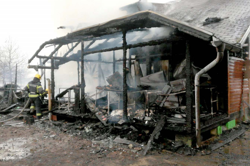 "Otišlo mi je pola života": Vlasnik lokala koji je izgoreo u požaru na Adi očajan, otkriva mogući uzrok požara (FOTO/VIDEO)