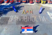 Lepe reči uz pomoć creva za gašenje požara: Vatrogasci spasioci čestitali građanima Srbije Dan državnosti (VIDEO)
