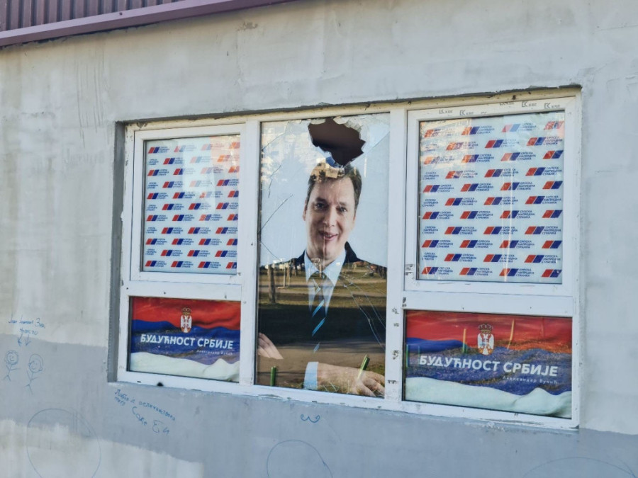 Opozicija obeležila Dan državnosti na Novom Beogradu napadom na prostorije novobeogradskog odbora SNS u bloku 70