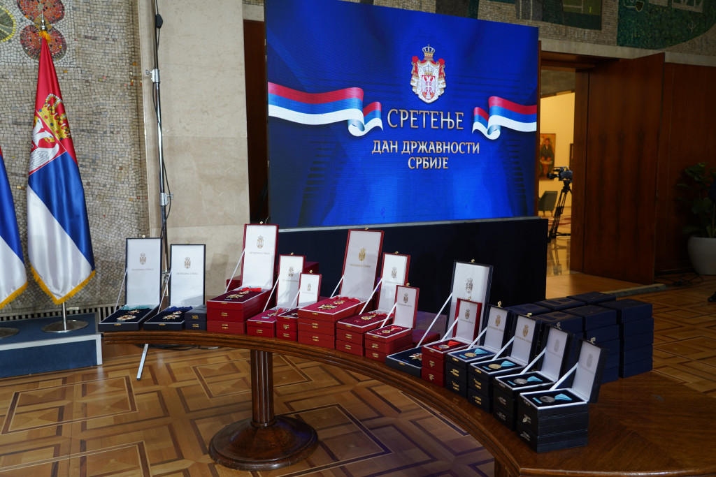 Vučić uručuje ordenje povodom Dana državnosti: "Ovo je naša zahvalnica vama za slobodnu Srbiju" (FOTO)