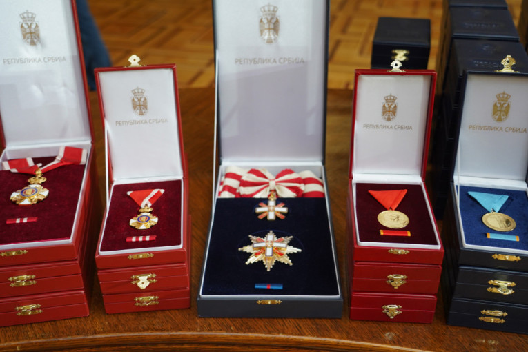 Vučić uručuje ordenje povodom Dana državnosti: "Ovo je naša zahvalnica vama za slobodnu Srbiju" (FOTO)