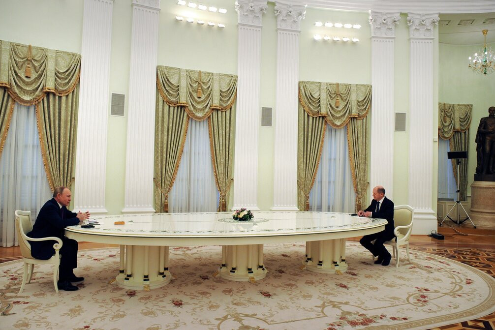 Oglasio se majstor koji je napravio Putinov sto: Danas bi vredeo pravo bogatstvo, a šale na internetu se i dalje nižu (FOTO/VIDEO)