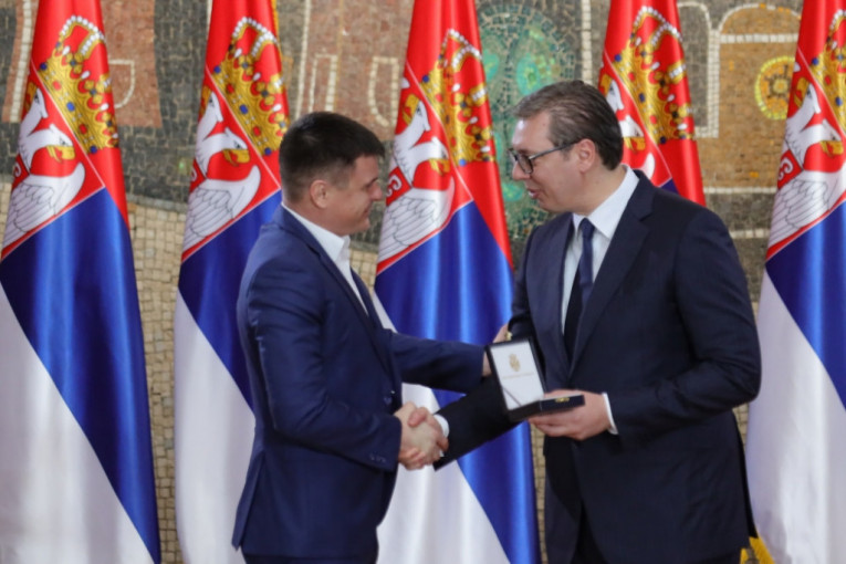 Vuk Kostić odlikovan Zlatnom medaljom za doprinos kulturi: Orden posvećen majci (FOTO)