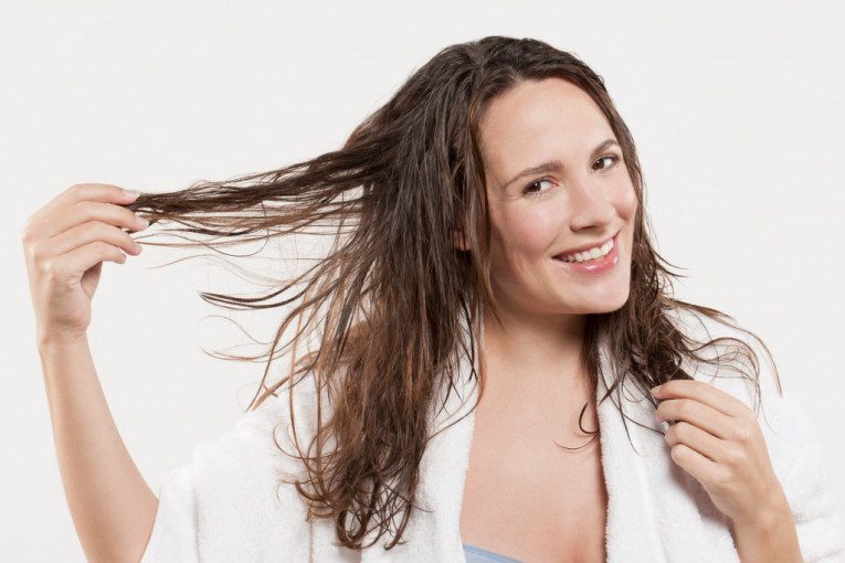 Savršen volumen kose postići ćete ovim jednostavnim trikom: Potrebna vam je samo velika šnala (VIDEO)