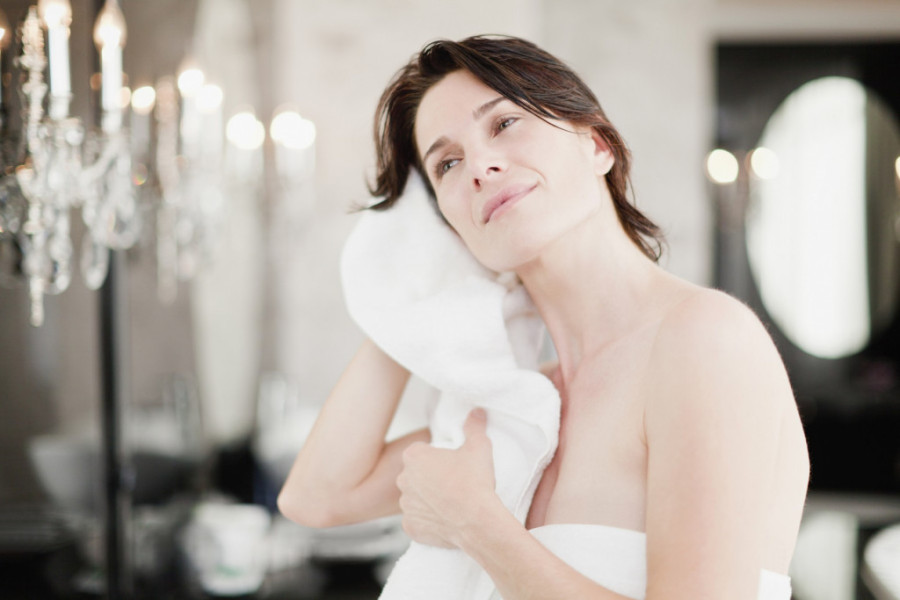 Šta se dešava s vašim organizmom kad legnete s mokrom kosom: Stručnjaci upozoravaju na skrivene opasnosti!