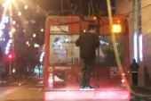 Aman, deco! Klinac se vozio gradskim ulicama "zakačen" za trolu, ovo nije prvi slučaj!  (VIDEO)