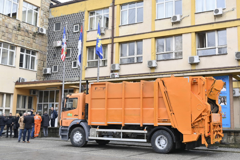 Grad Beograd donirao Mladenovcu kamion za skupljanje otpada