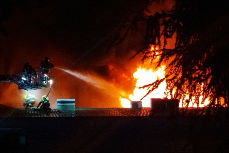 Tragedija na Suvoj planini - muškarac stradao u požaru: Vatra zahvatila kuću, buktinju gasio i helikopter!