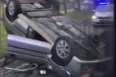 Saobraćajka na Mirijevu: Automobil se prevrnuo na krov i preprečio ulicu (VIDEO)