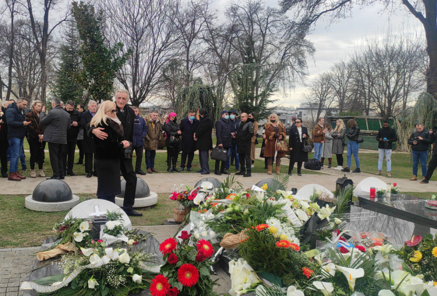 Sin Šabana Šaulića nije prisustvovao pomenu, ali je ocu posvetio emotivne reči: Učiniću sve da se odozgo smeškaš (FOTO)
