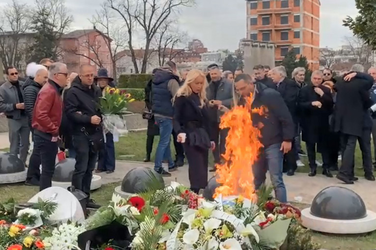 Incident na Šabanovom pomenu: Buknula vatra iznad groba! (FOTO/VIDEO)