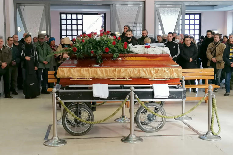 Voleo misterioznu Snežu, a ona mu posvetila pesmu: Otkrivamo nepoznate detalje iz života ubijenog uličnog svirača!