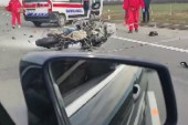 Jezivi snimci sa auto-puta: Motociklista se zakucao u dostavno vozilo (VIDEO)