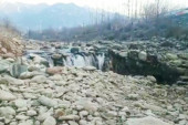 Reka misteriozno nestala: Formirao se levak u koji otiče sva voda, meštani u panici (VIDEO)