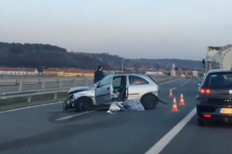 Težak sudar kod Aleksinca: Automobil se okrenuo i preprečio put, od siline udarca uništen (VIDEO)