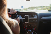 Kakve su žene a kakvi muškarci za volanom – šta pokazuje statistika, a šta praksa