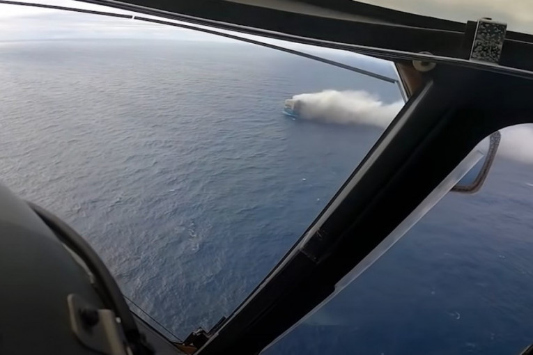 Velika akcija spasavanja: Požar na teretnom brodu punom luksuznih automobila u Atlantiku (VIDEO)