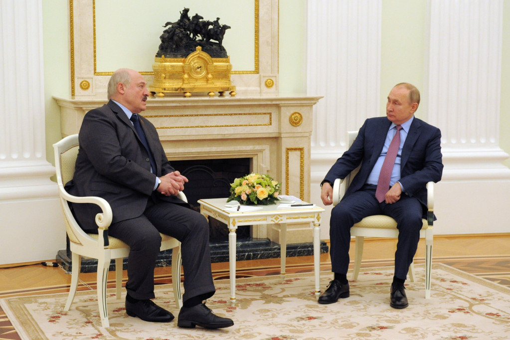 Prisniji susret i manji sto pored kamina: Putin dočekao Lukašenka u Moskvi, pa mu postavio neočekivano pitanje (VIDEO)