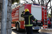 Požar u Surčinu: Gori nisko rastinje, vatrogasci obuzdavaju vatrenu stihiju (VIDEO)