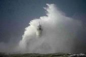 Zastrašujući prizori u Velikoj Britaniji: Oluja odnela prvu žrtvu, vetar duva 145 kilometara na sat! (VIDEO/FOTO)