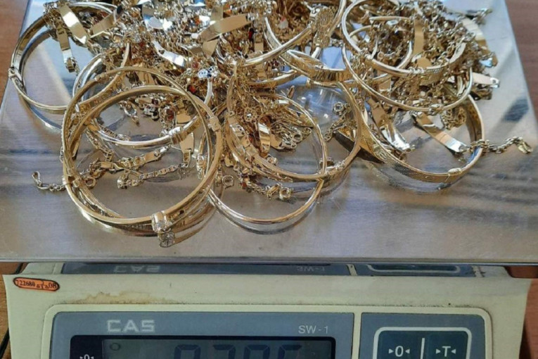 Bogat ulov carinika na Gradini: Putnica ispod pazuha krila punu kesu zlatnog nakita, a vozač tablete za potenciju! (FOTO)